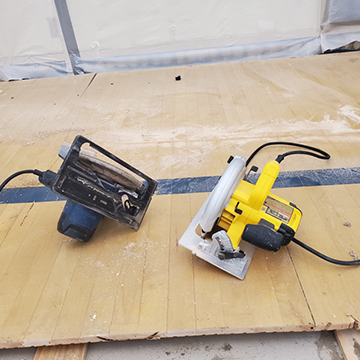2 electric grinding tools.